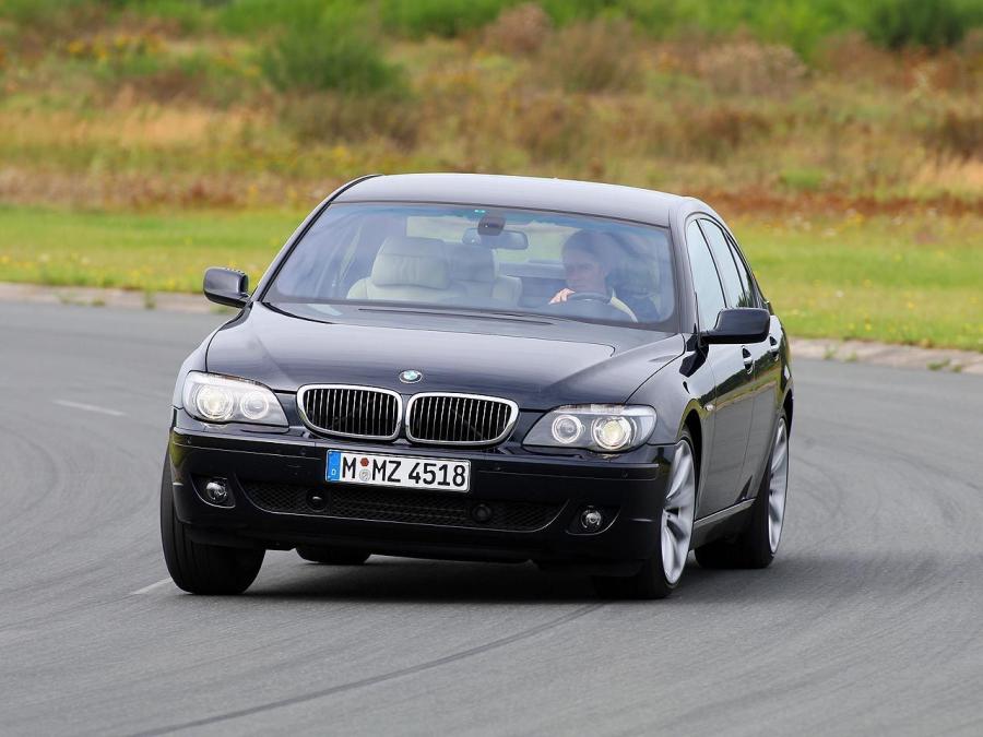  BMW 750i 2005 года  (фото 16 из 16)